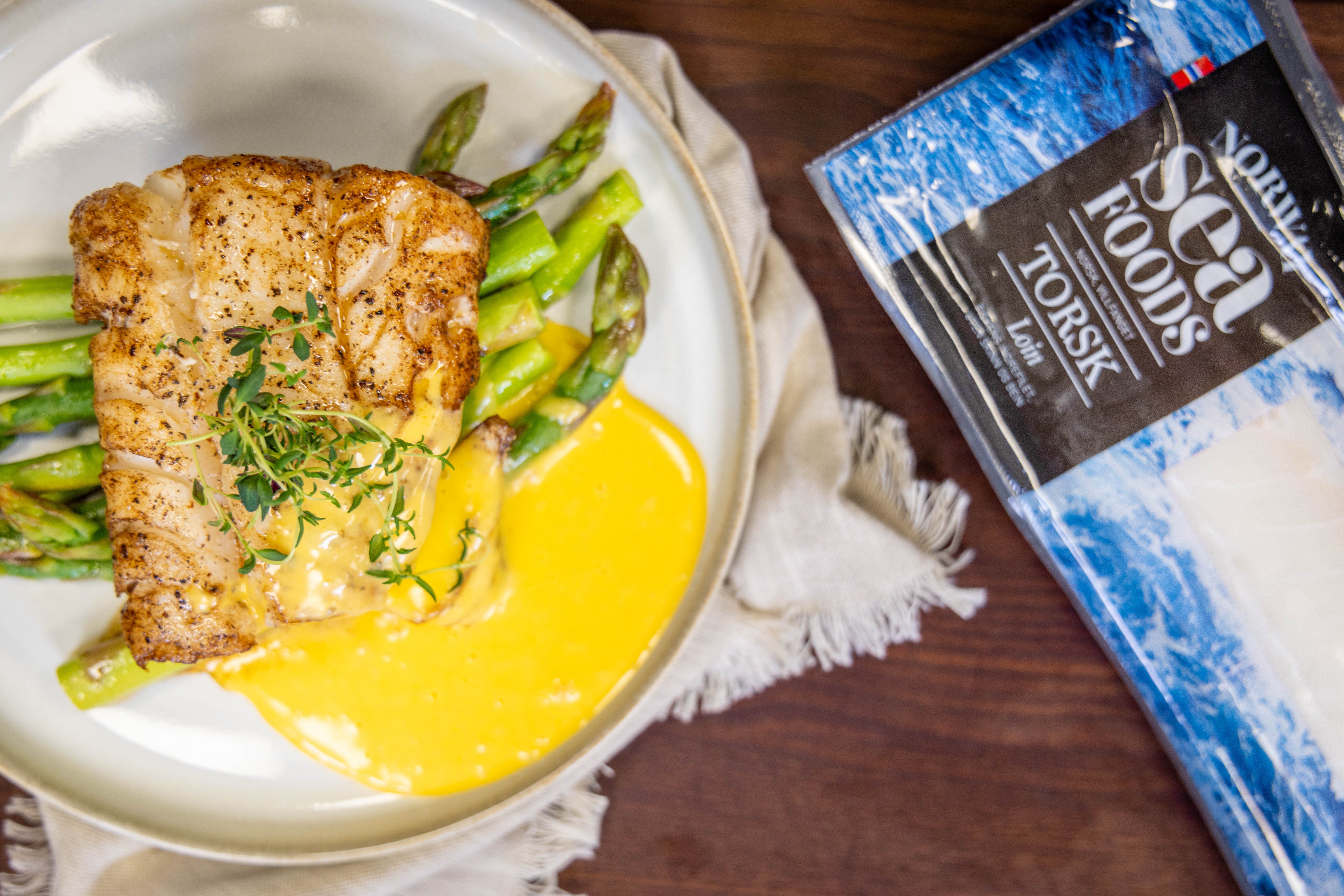 Smørstekt torsk med hvitvinsdampet asparges og hollandaise