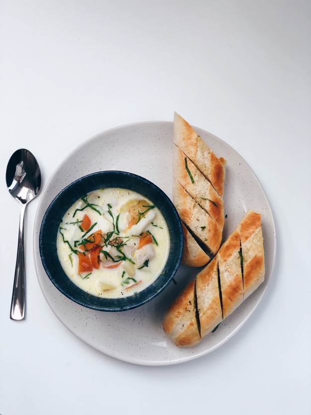 Enkel fiskesuppe med torsk og laks