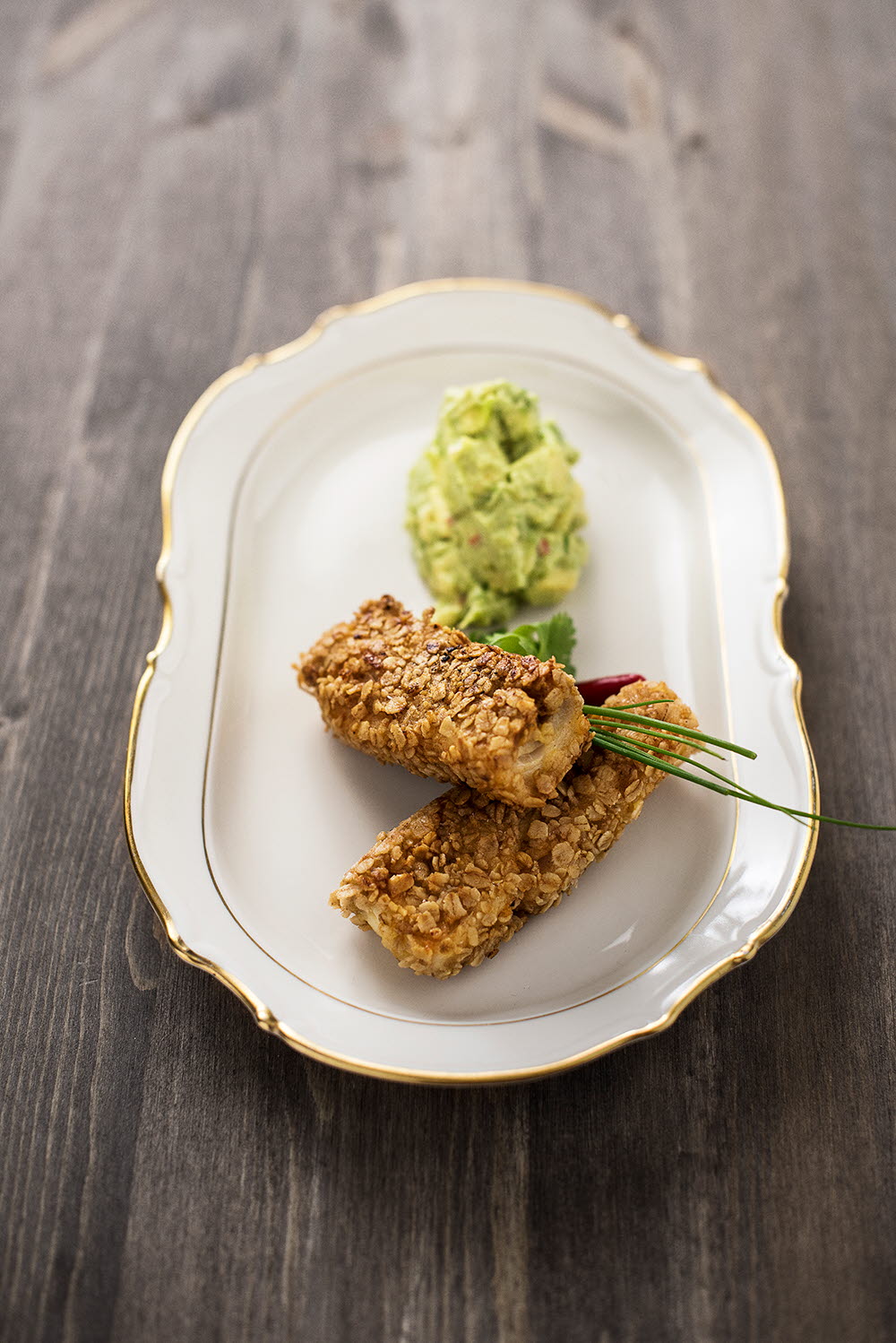 Fiskefingre av torskeloin med guacamole og staver av søtpotet