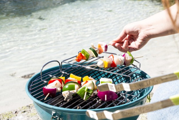 Grillspyd med laks torsk og grønnsaker over grill