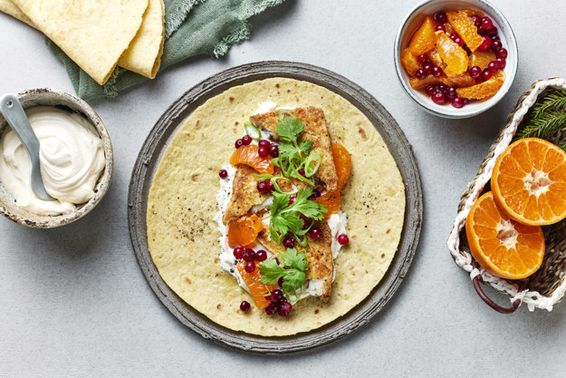 Juletaco med panert sei, klementin og tyttebærsalsa