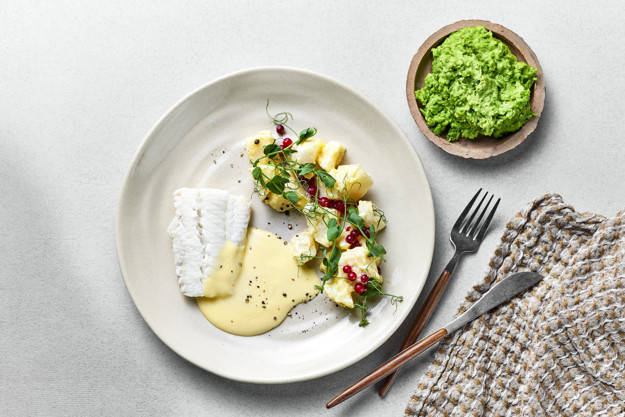 Melkesaltet torsk med karamellisert sellerirot, ertepuré og smørsaus