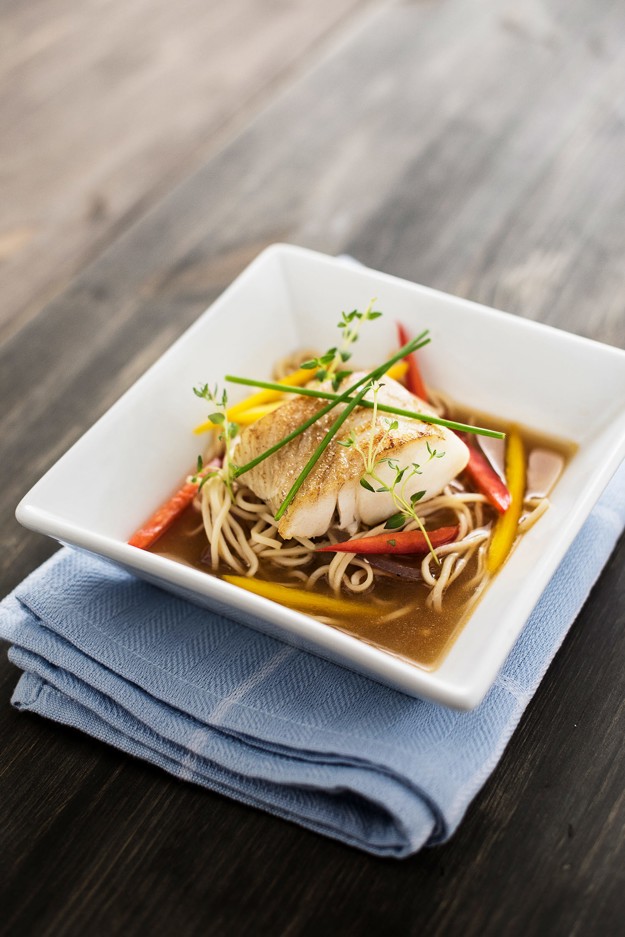 Nudelsuppe med torskefilet, chili og ingefær.