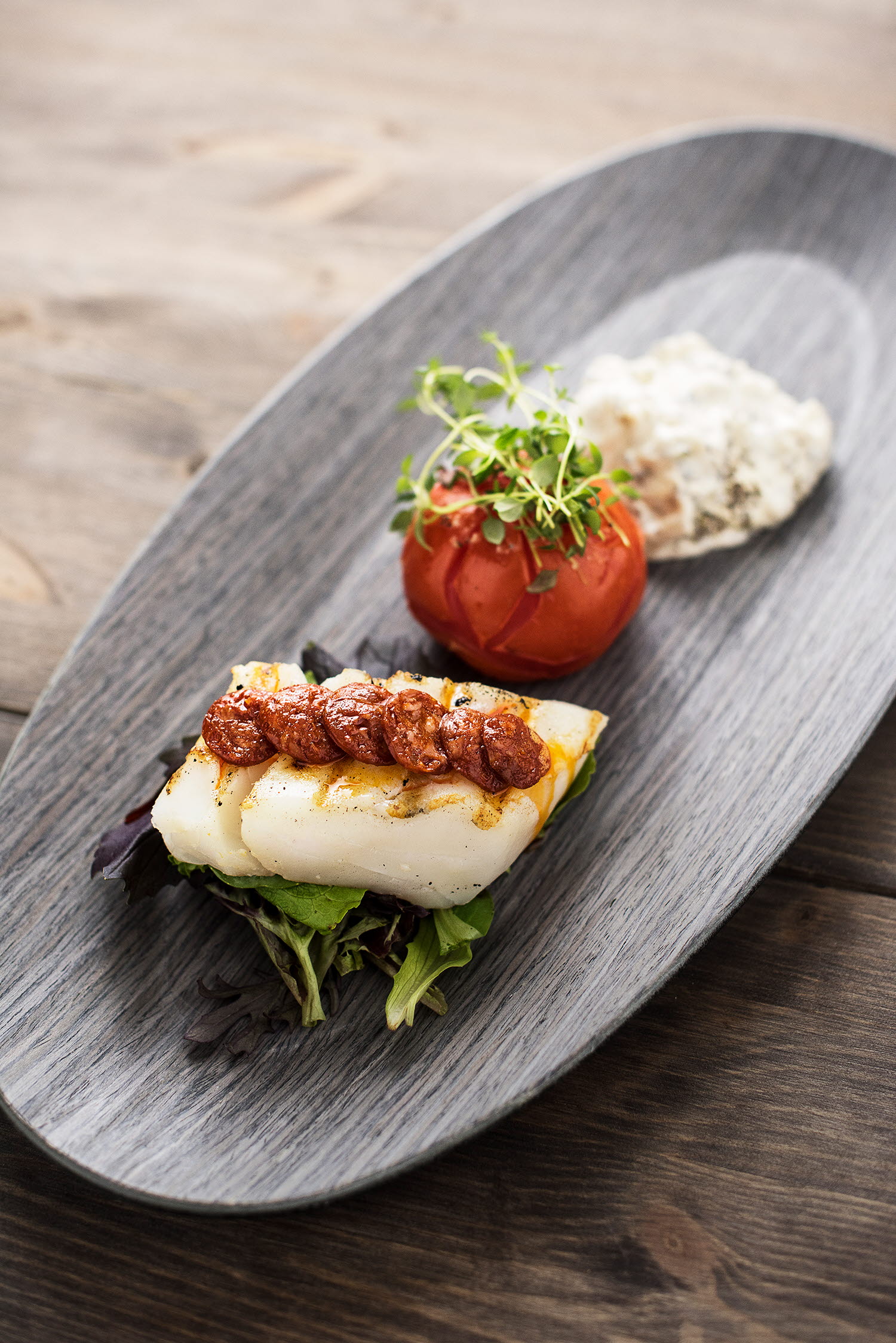 Pannestekt torskefilet med chorizo og lun potetsalat
