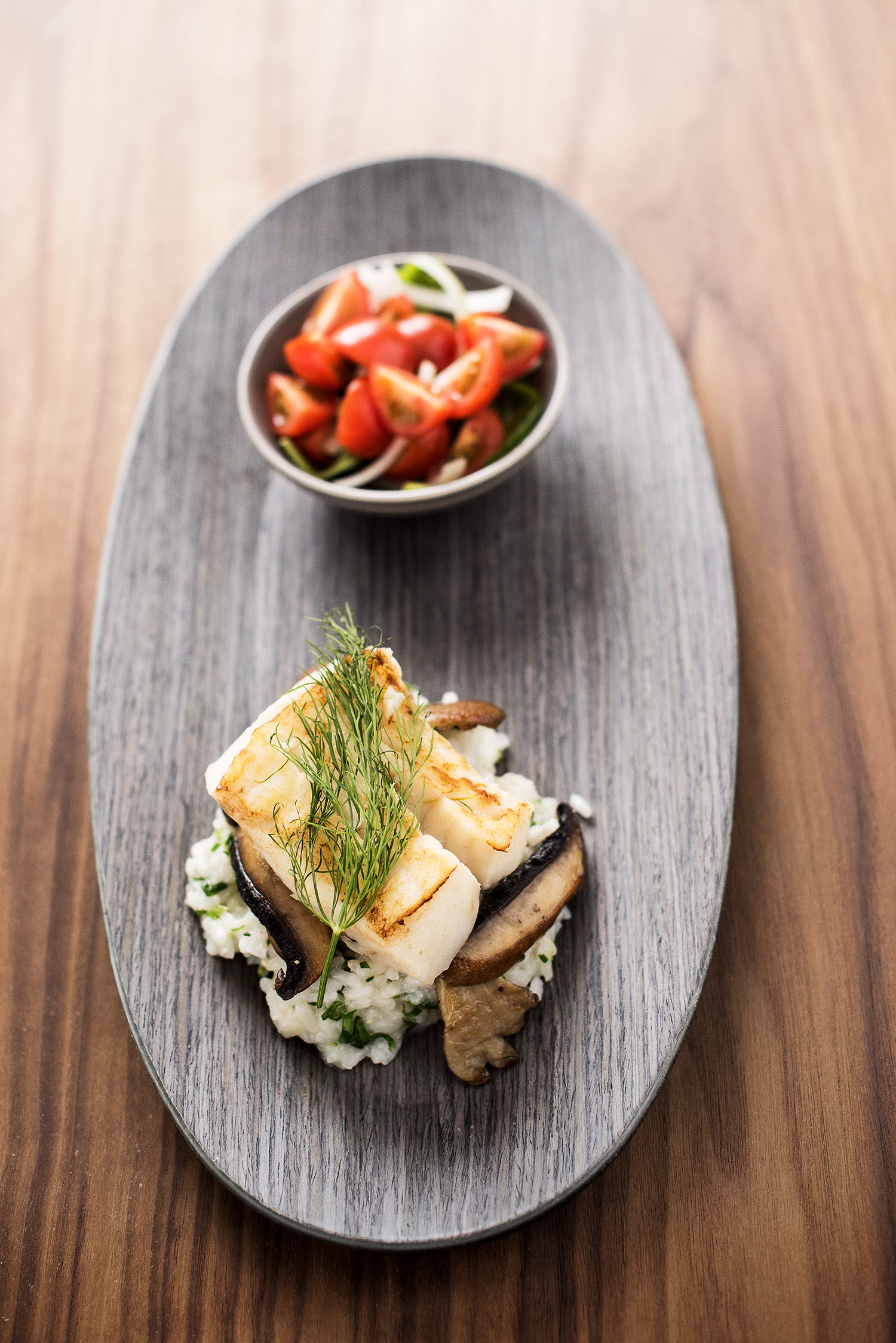 Pannestekt torskeloin med risotto, kantarell og tomatsalat