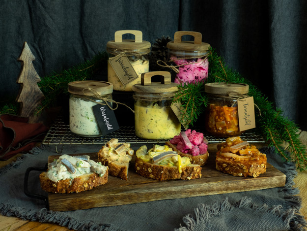 Samlebilde av flere typer sild på krukke. 