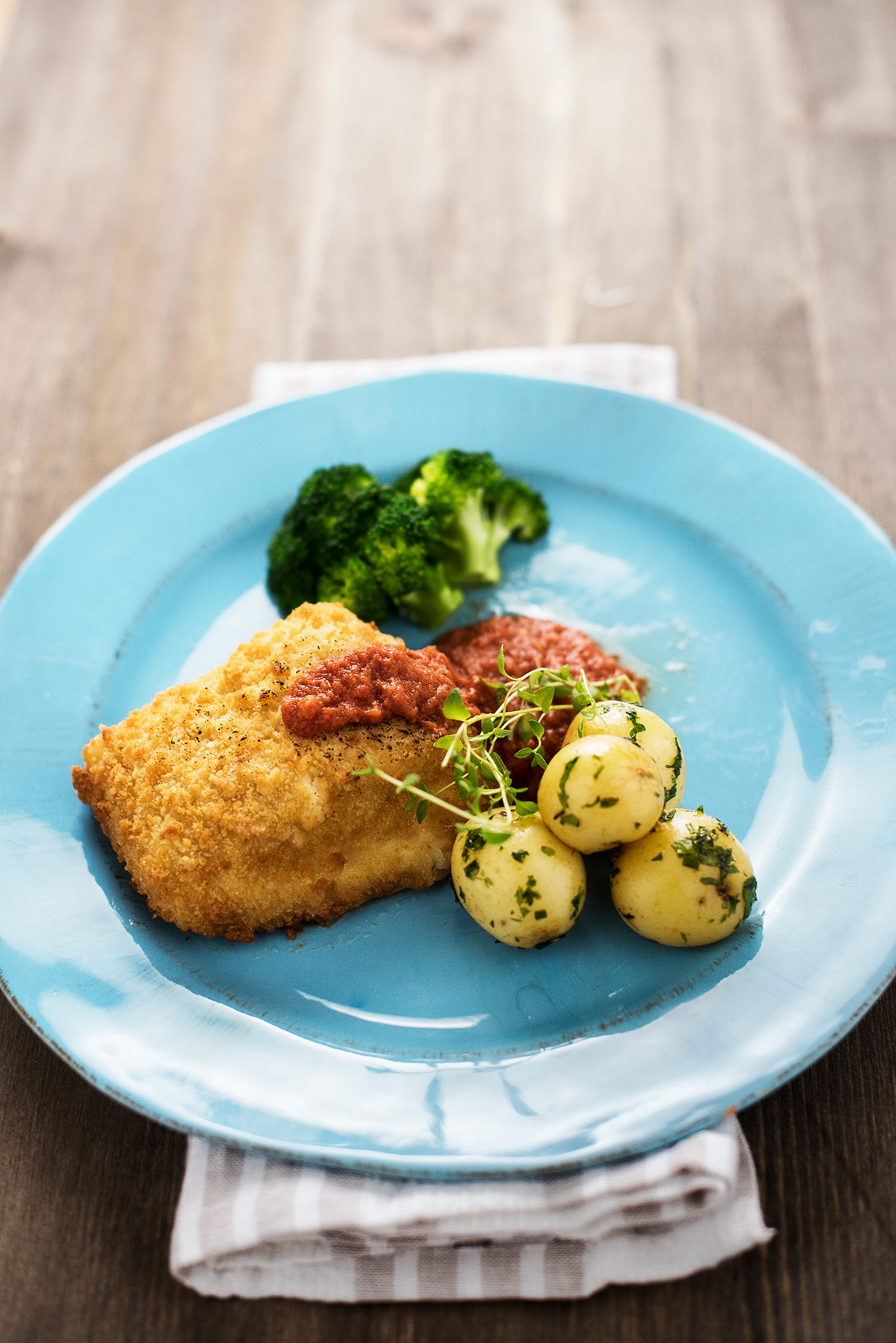 Sprø torsk med brokkoli, tomatsalsa og nypotet
