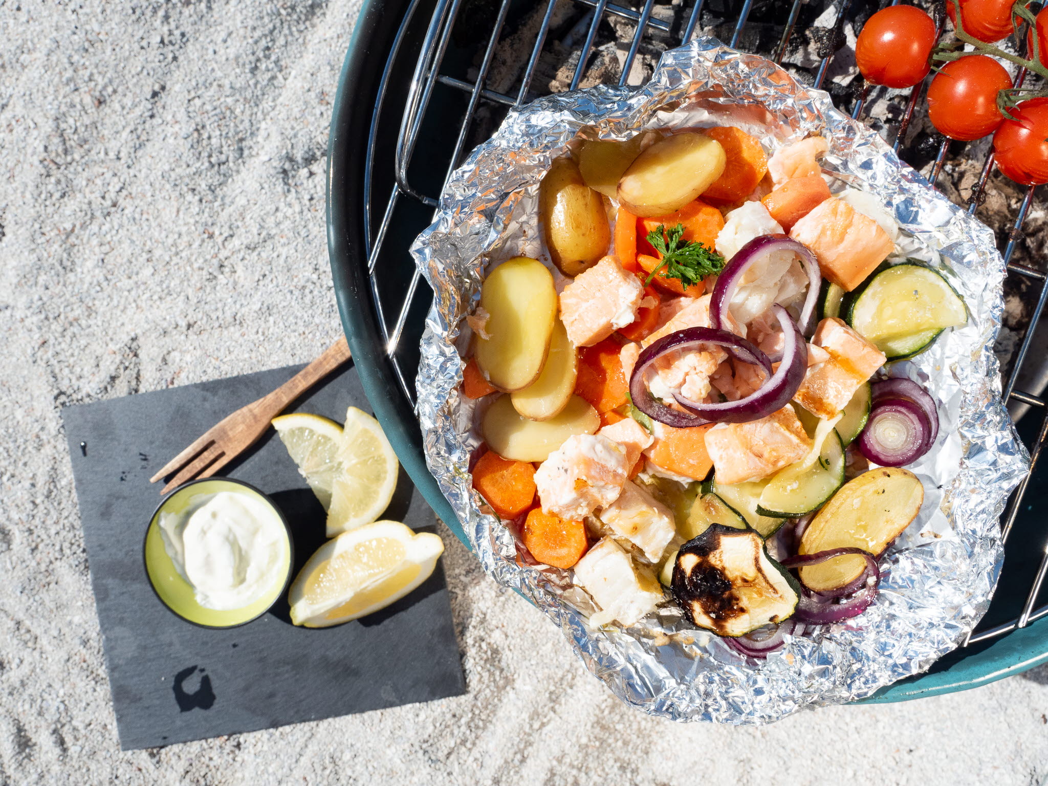 Fisketerninger og grønnsaker i folie på grill