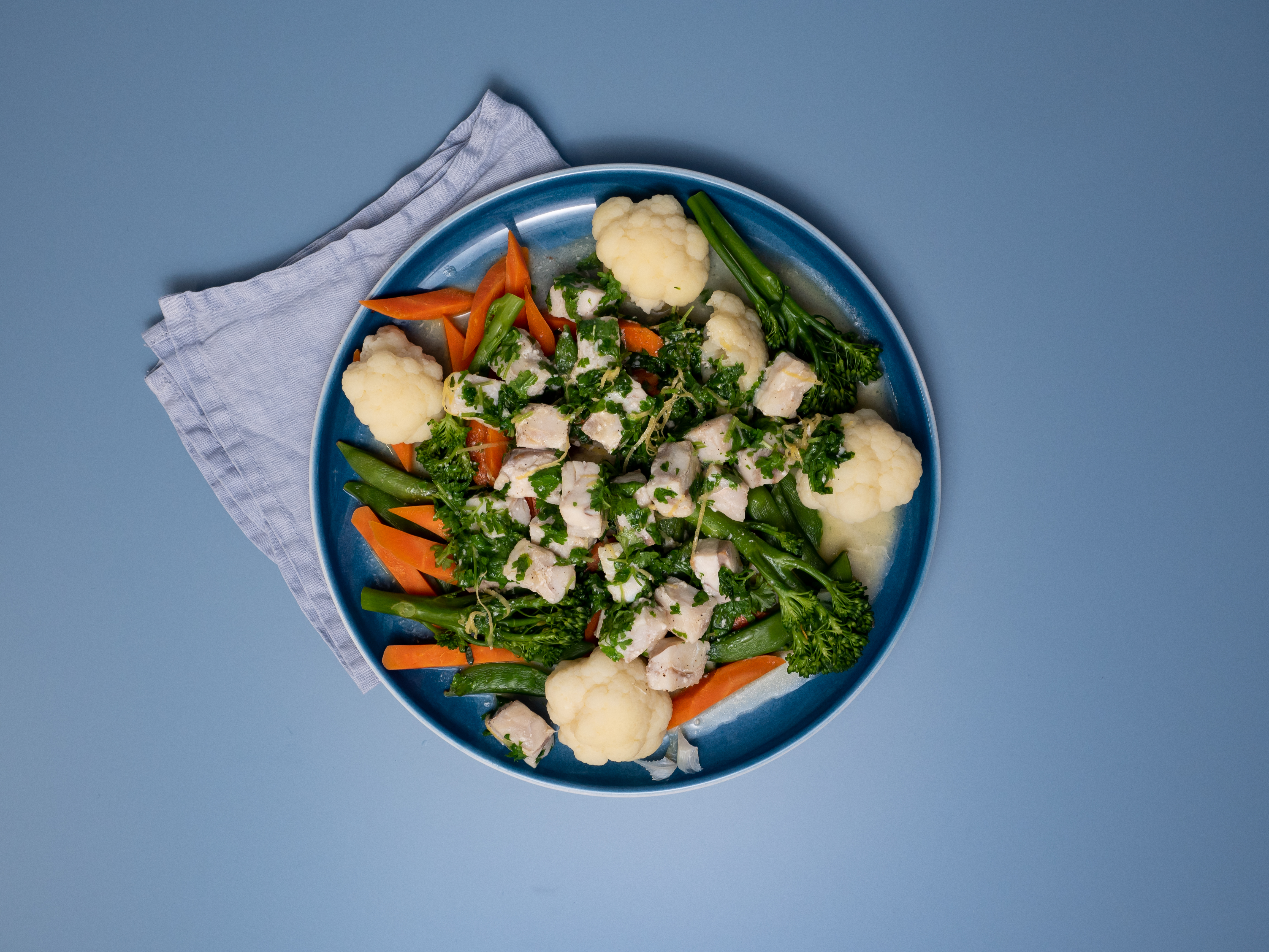 Torsk & Sei i terninger stekt med sitronskall og servert med grønnsaker