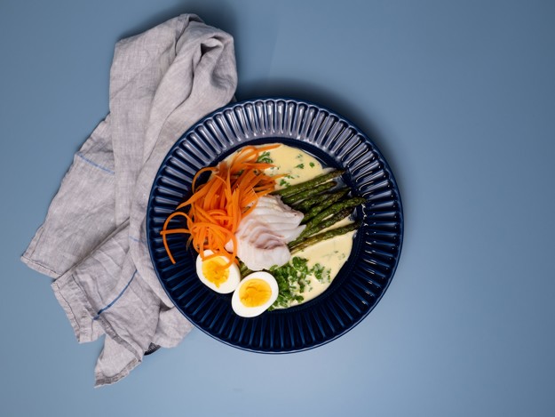 Torsk med sandefjordsmør, asparges, gulrøtter