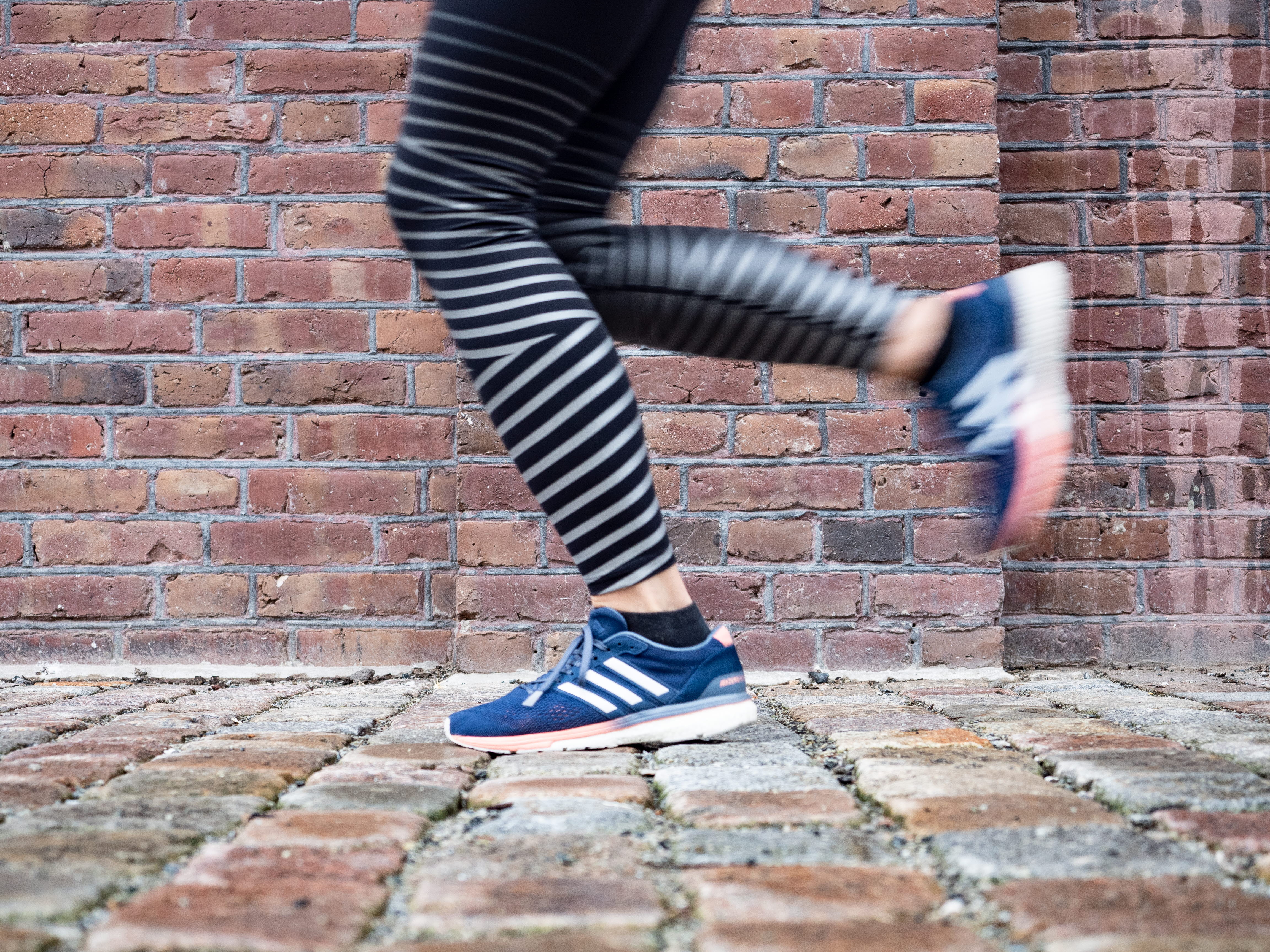 Person som jogger på brostein.