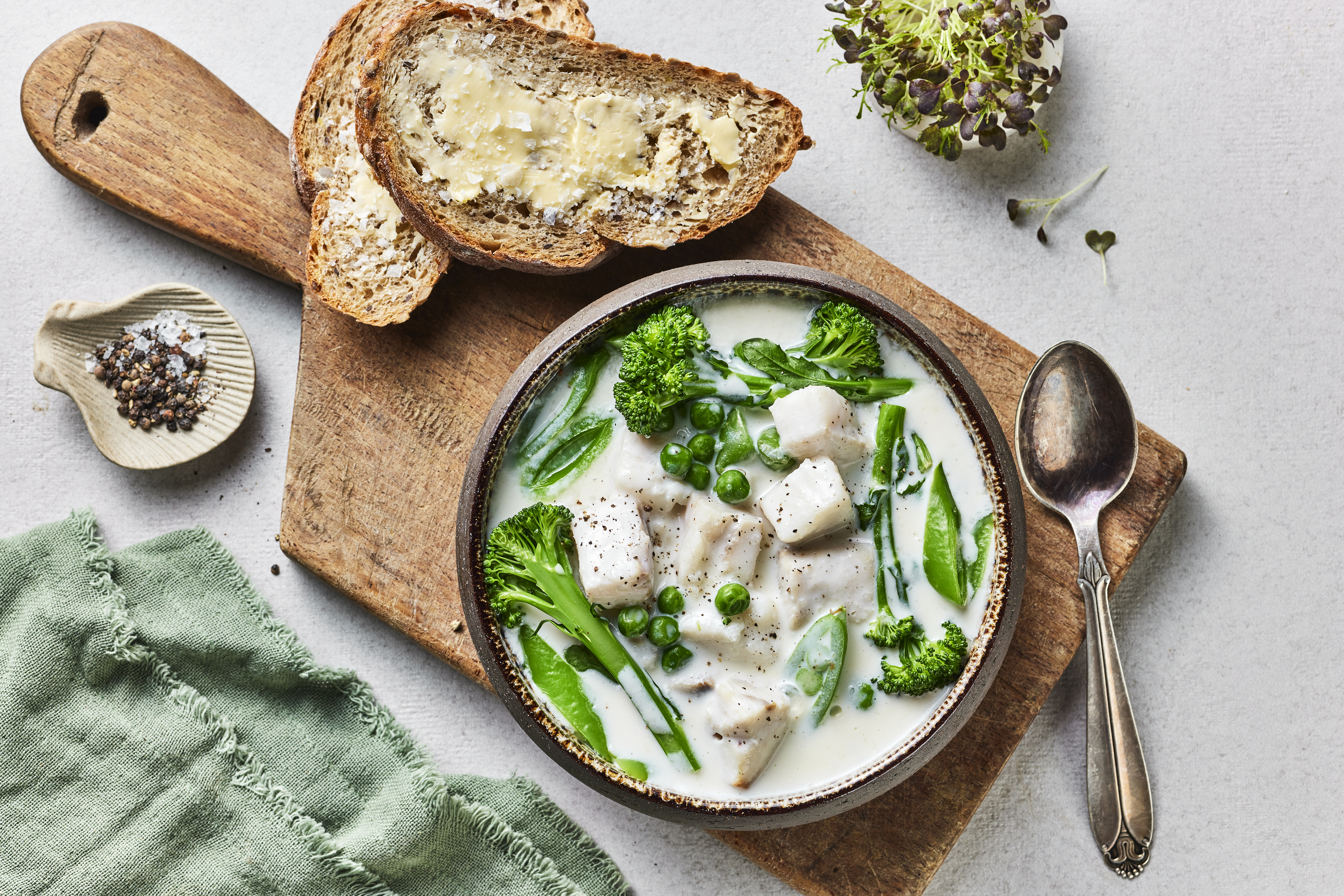 Kremet fiskesuppe med brokkolini og sukkererter